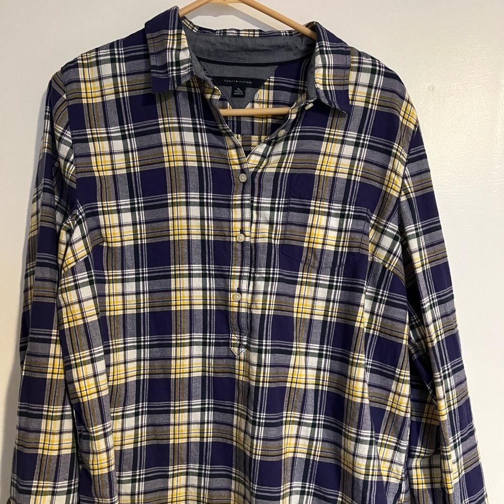 Like New. Tommy Hilfiger popover women’s XL. Purple and yellow.